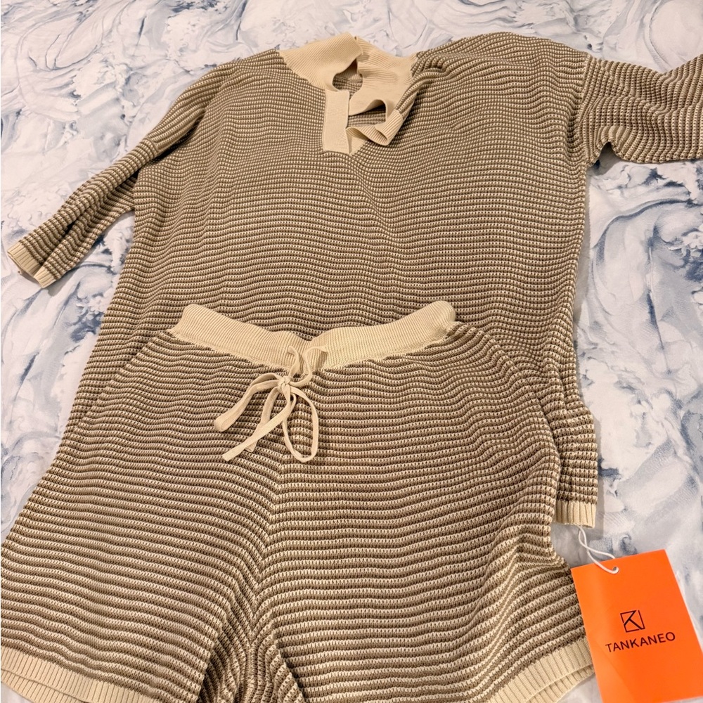 Tankaneo Women's Tan Striped Shorts